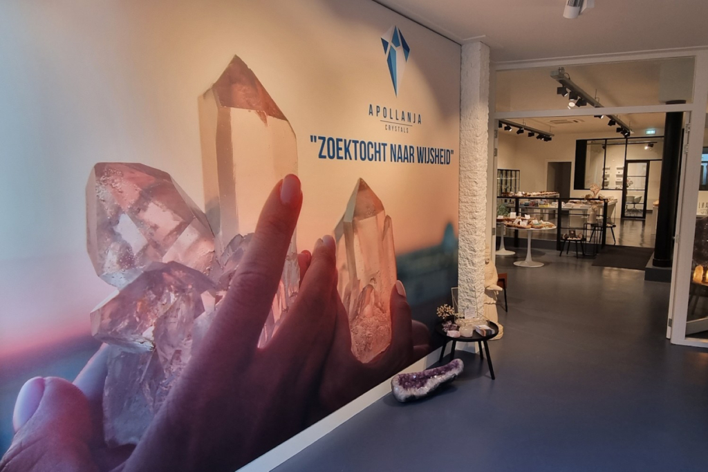 Apollanja Crystalss achtergrond