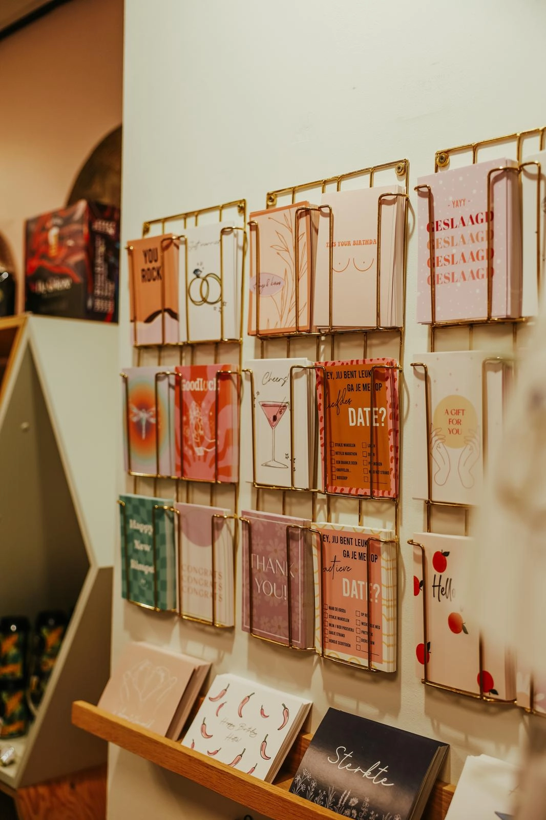 Complot Concept Stores achtergrond