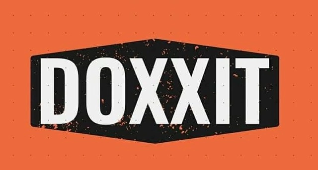 Doxxits achtergrond