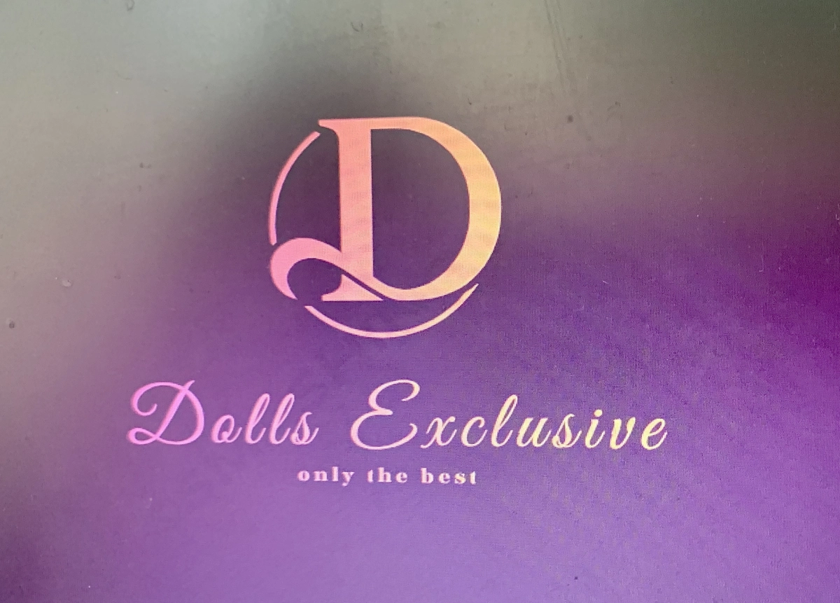 Dolls-Exclusives achtergrond