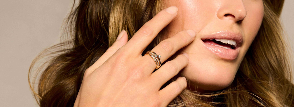 Young & Free Jewelrys achtergrond