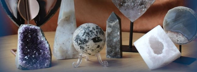 Mona's Mineralss achtergrond